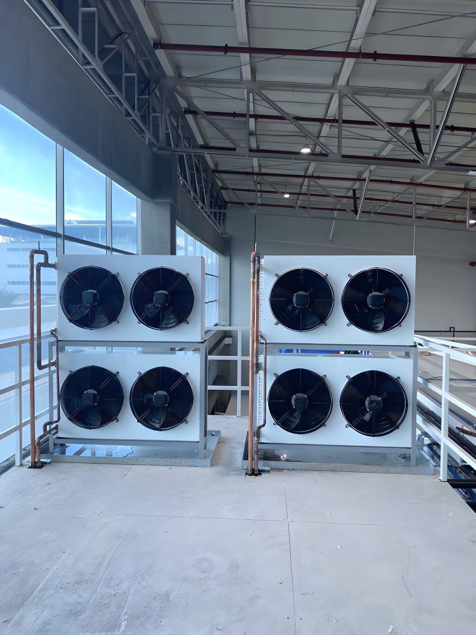 Condensadores de doble ventilador instalados en plataforma metálica