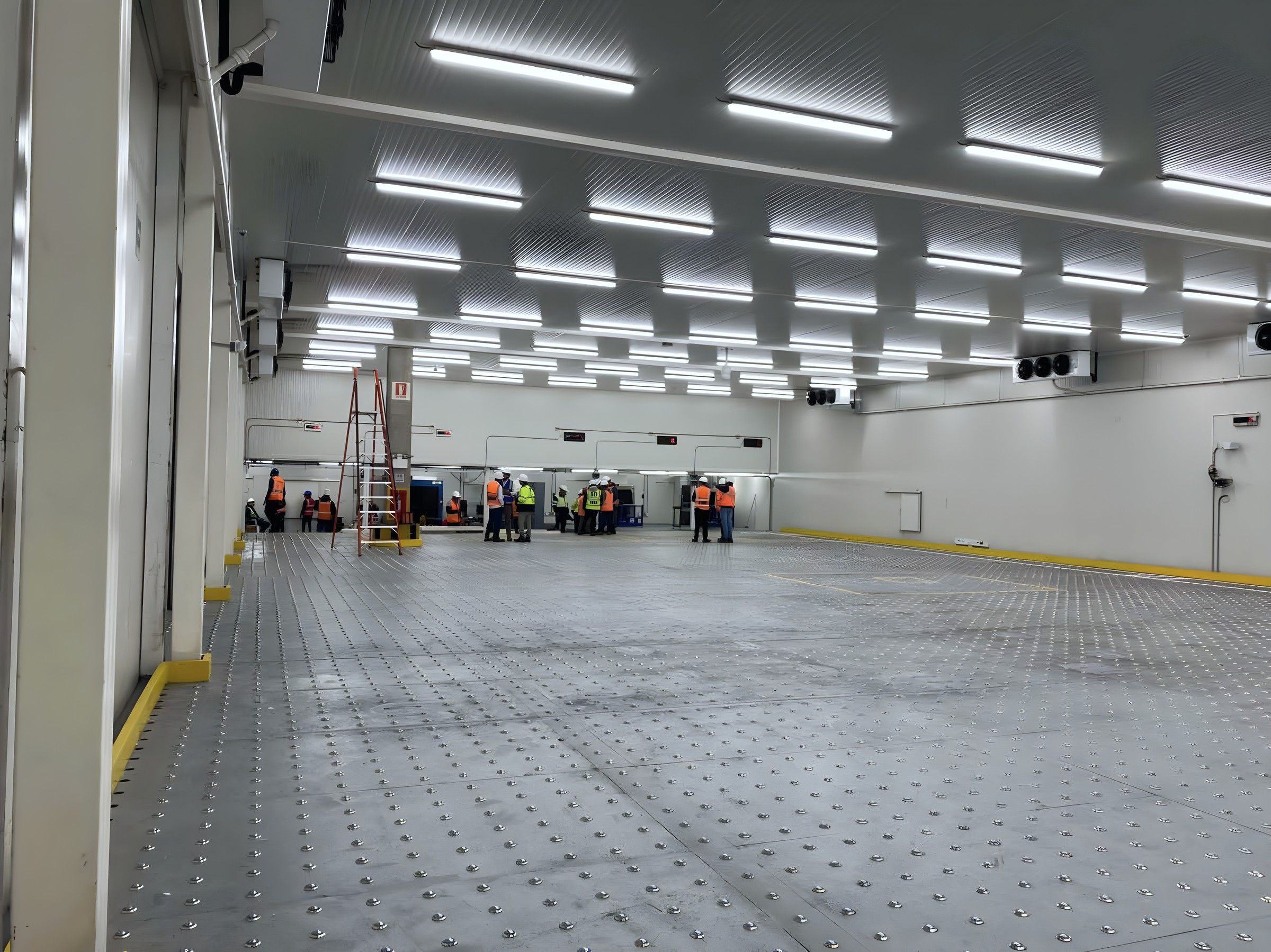 Interior de cuarto frío de gran formato para carga aérea en construcción