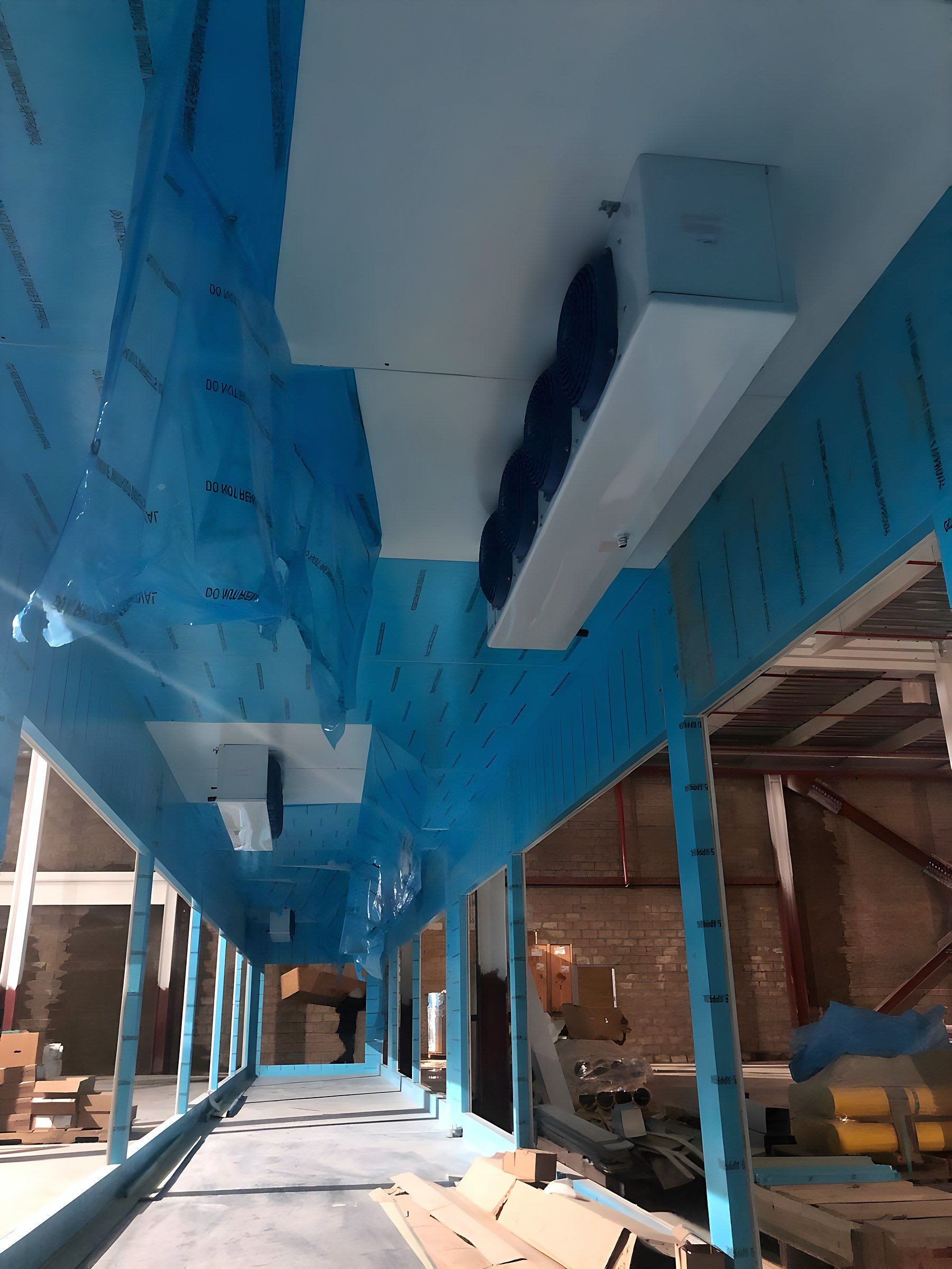 Cuarto frío en construcción con evaporadores de techo