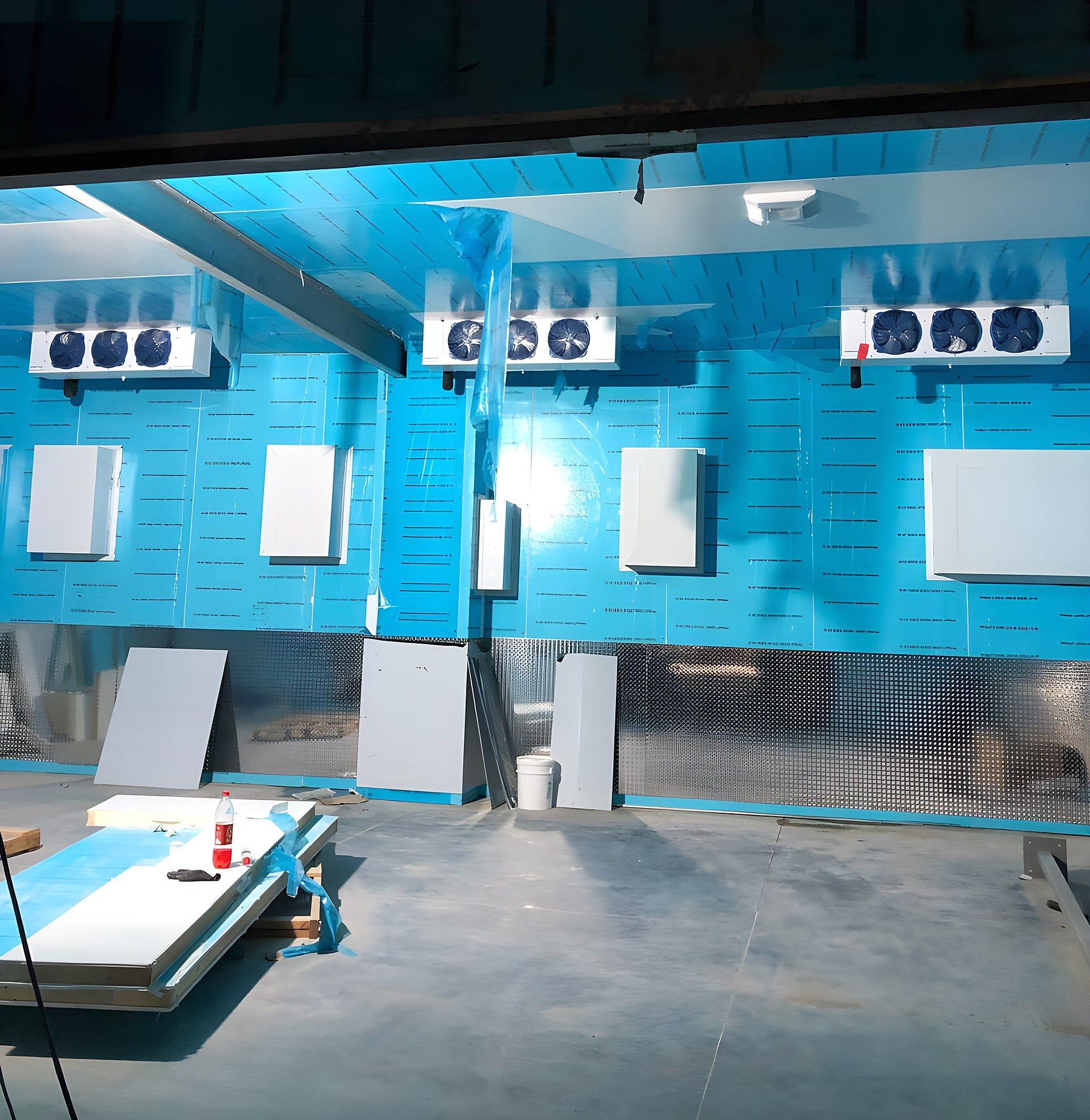 Cuarto frío con tres evaporadores instalados