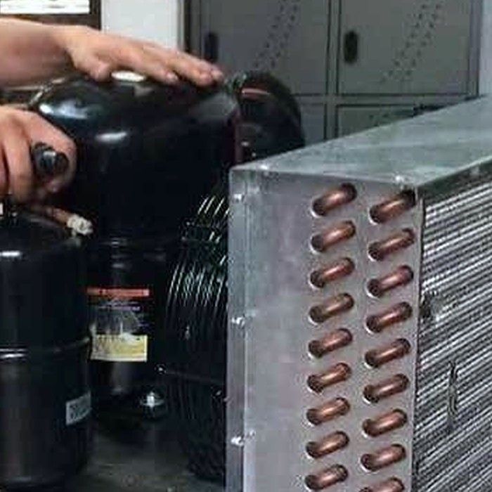 Detalle de compresor y serpentín durante un mantenimiento