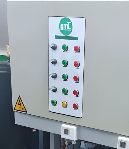 Detalle del tablero de control eléctrico de un rack de compresores