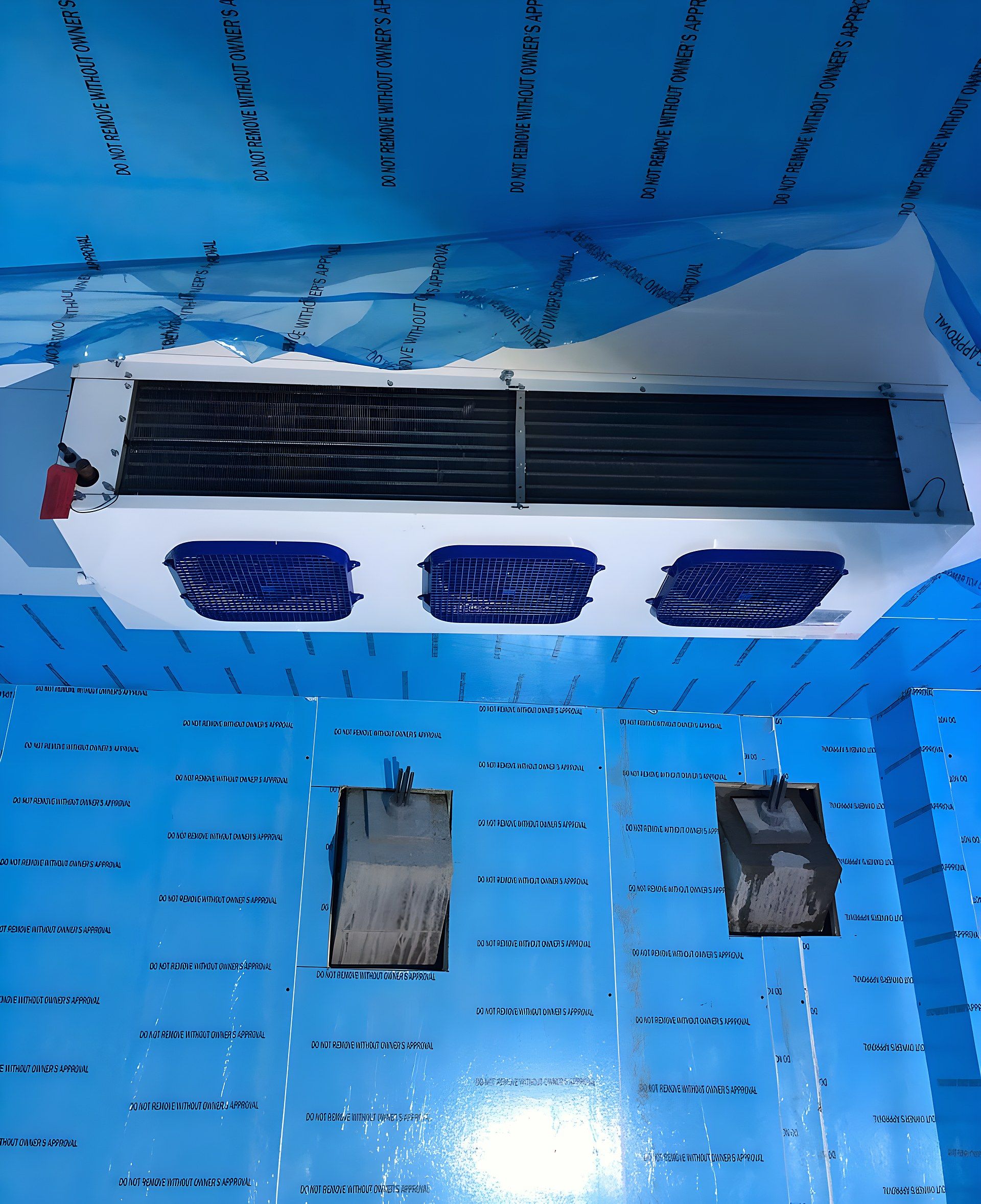 Evaporador de tres ventiladores en un cuarto frío en obra