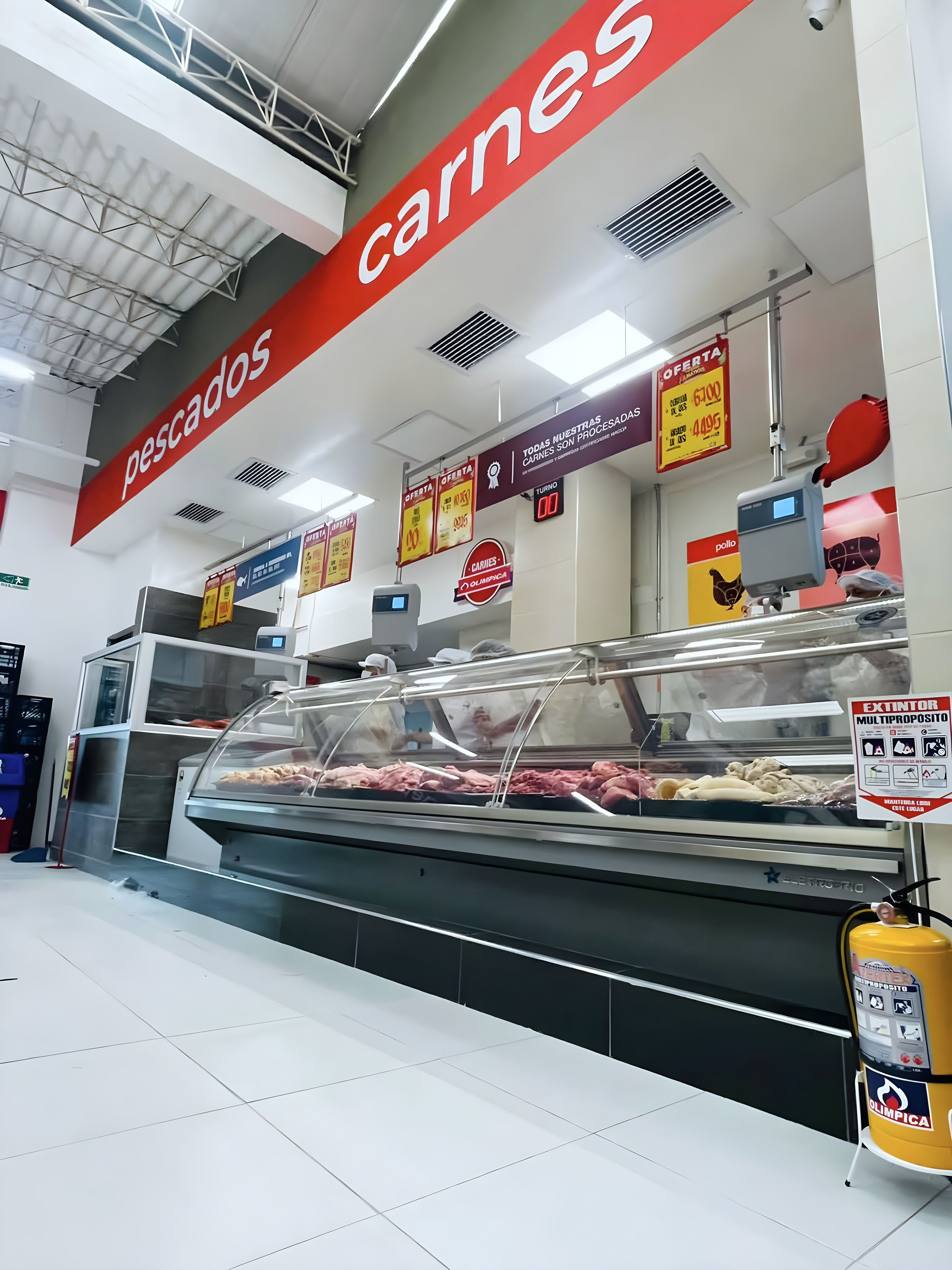 Vitrina refrigerada de carnes en supermercado Olímpica