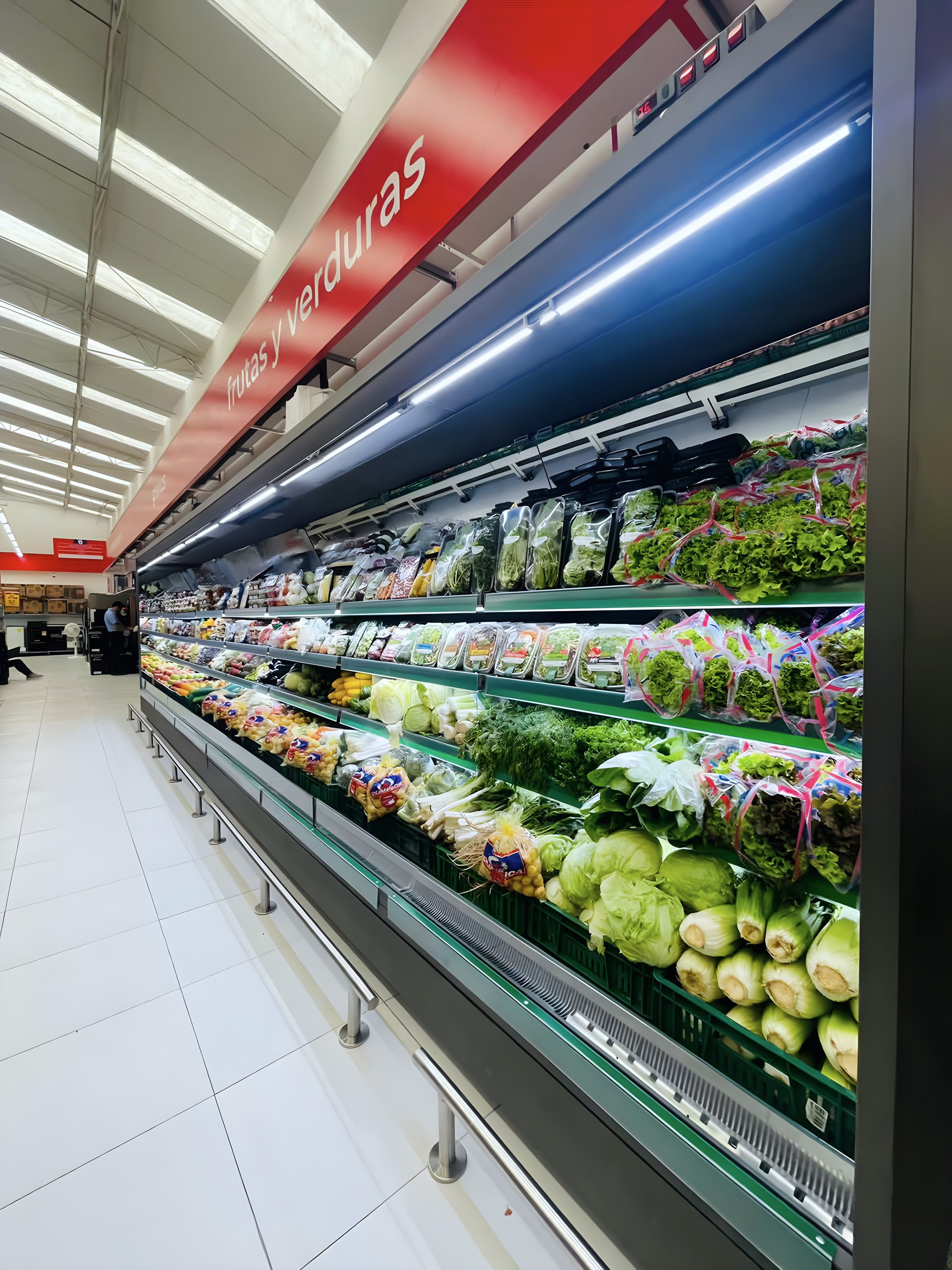 Mural refrigerado de frutas y verduras en supermercado Olímpica