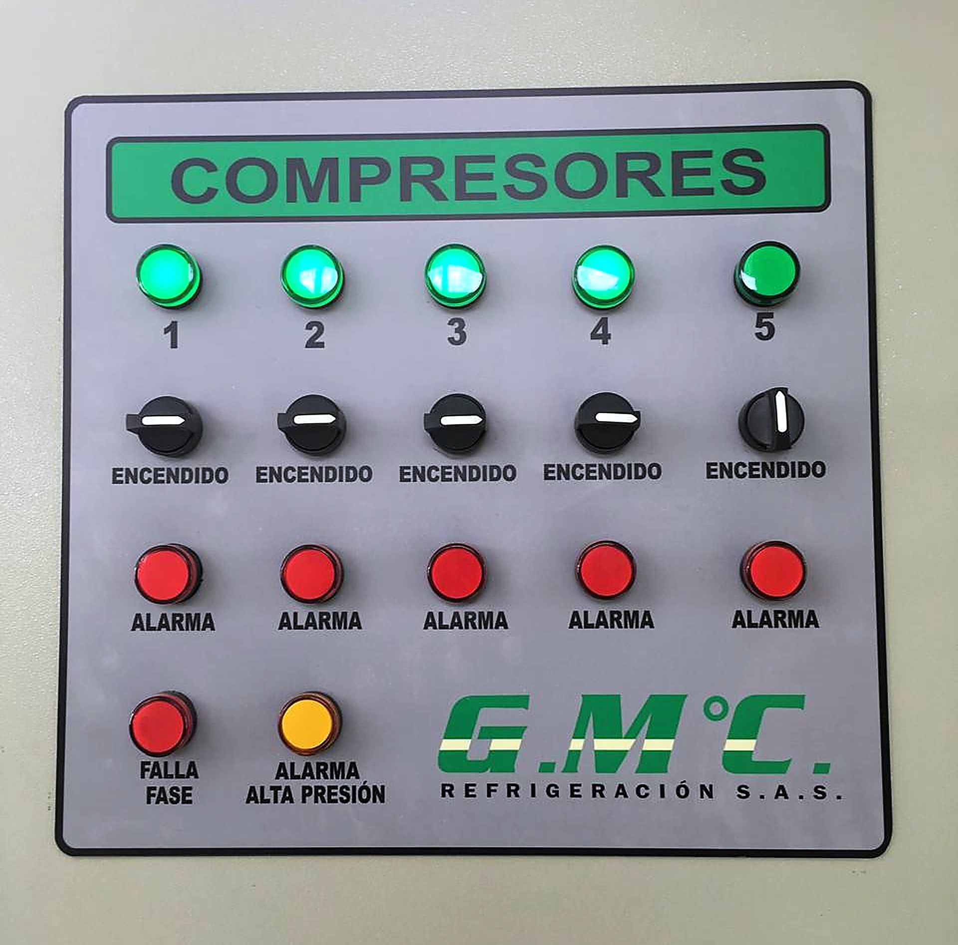 Panel de mando de compresores con la marca GMC
