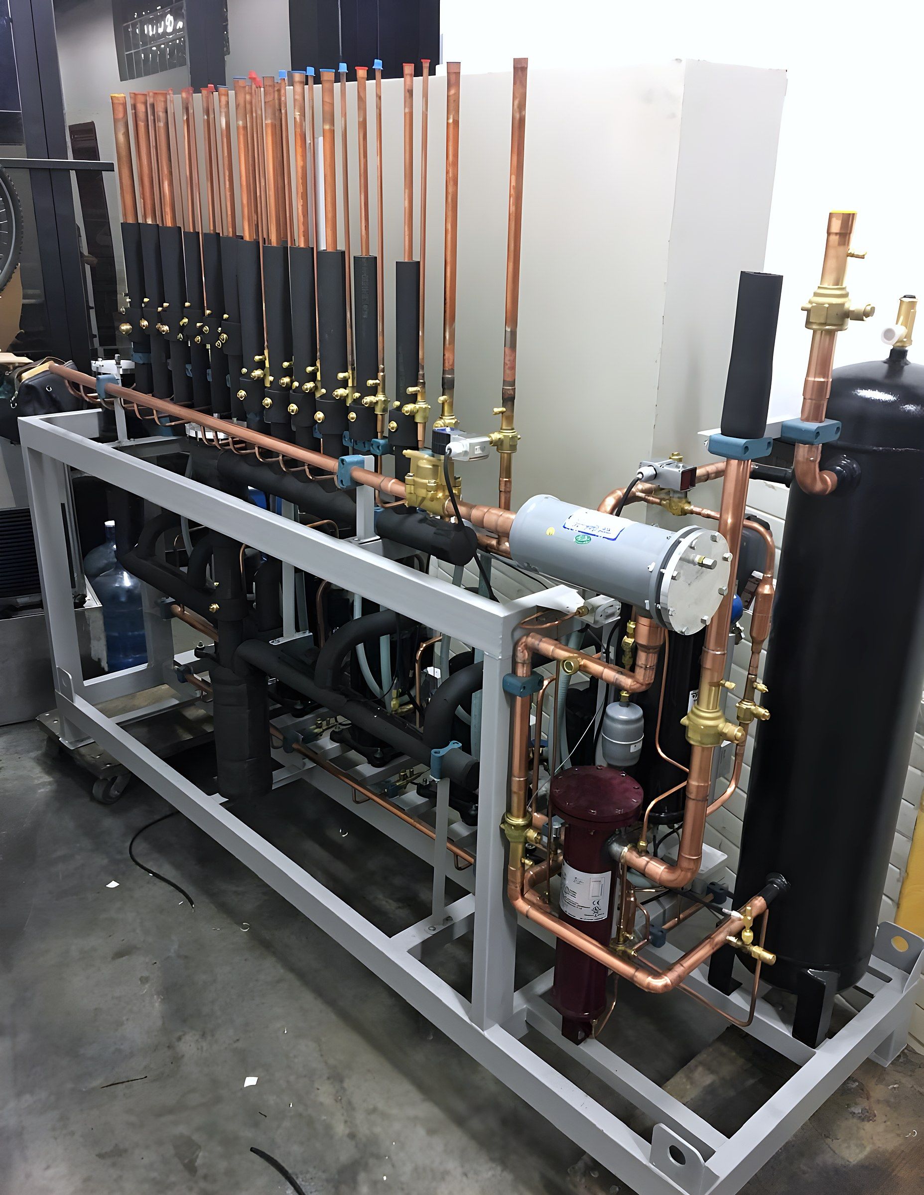Rack de compresores con colector y líneas de cobre