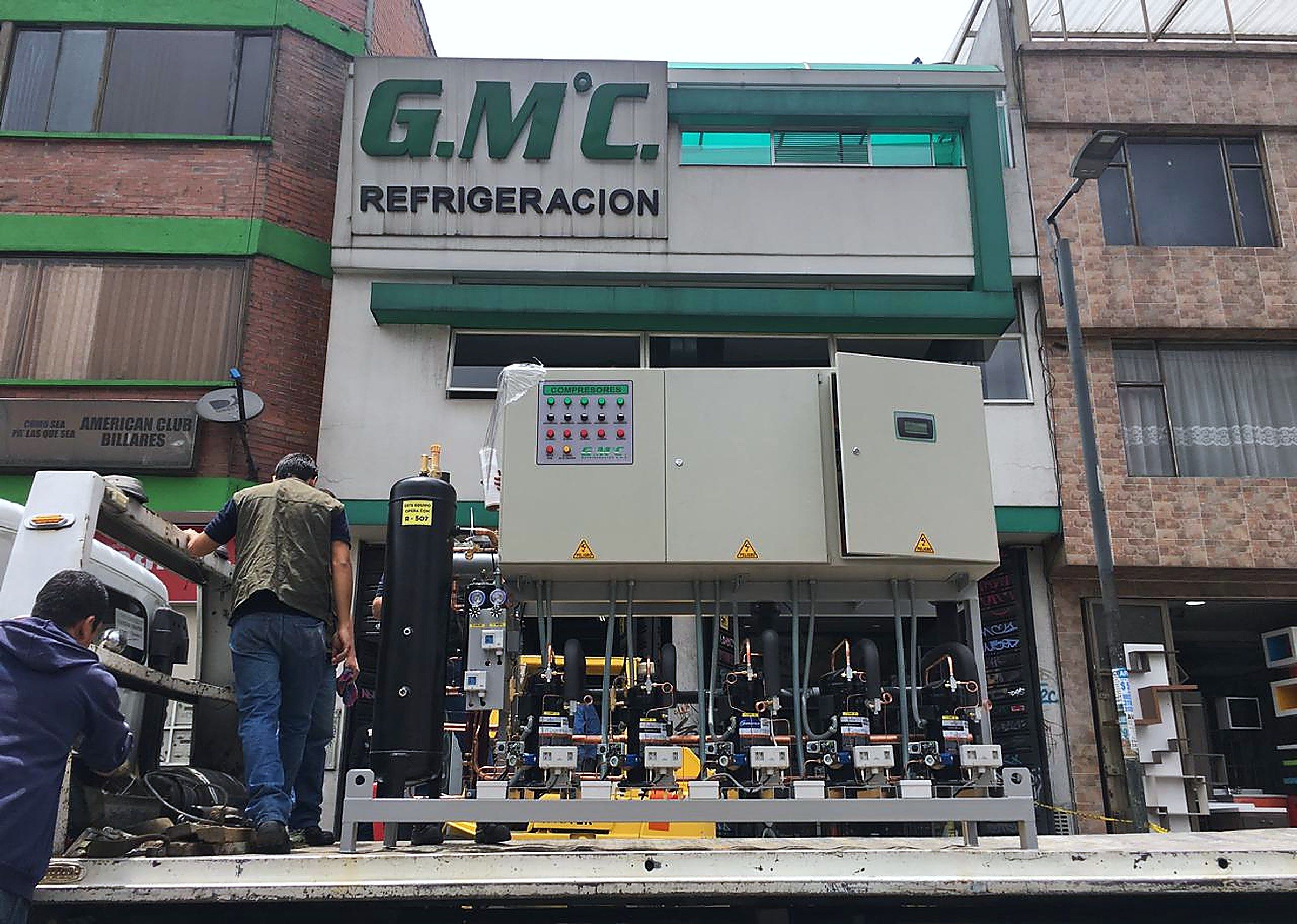 Rack de compresores cargado frente a la sede de GMC