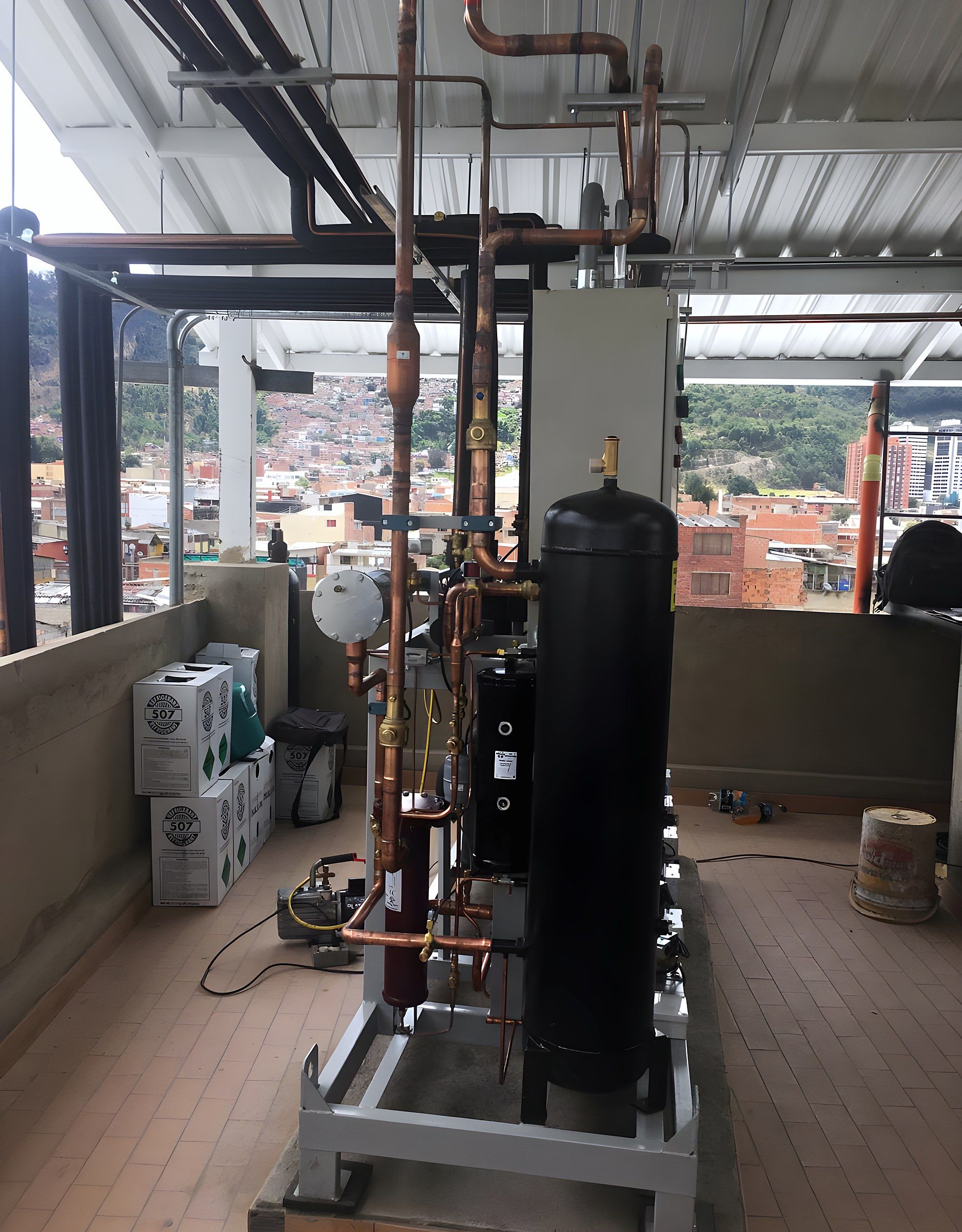 Rack de compresores instalado en una terraza