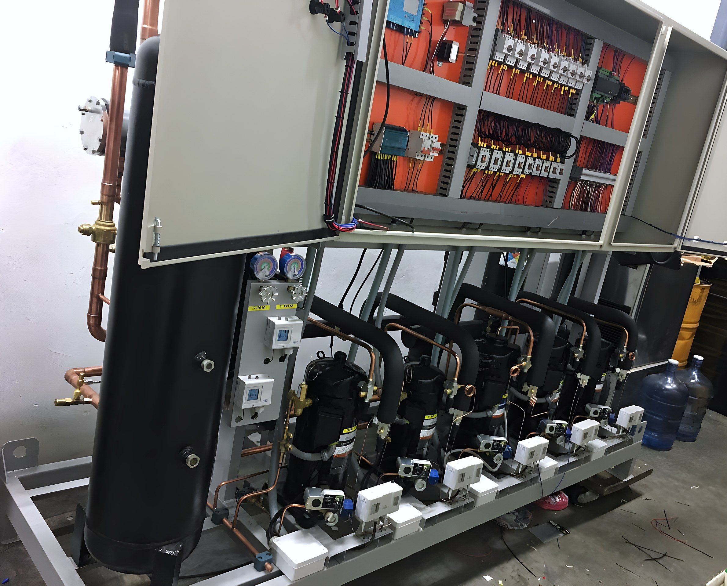 Rack con el tablero de fuerza y control abierto